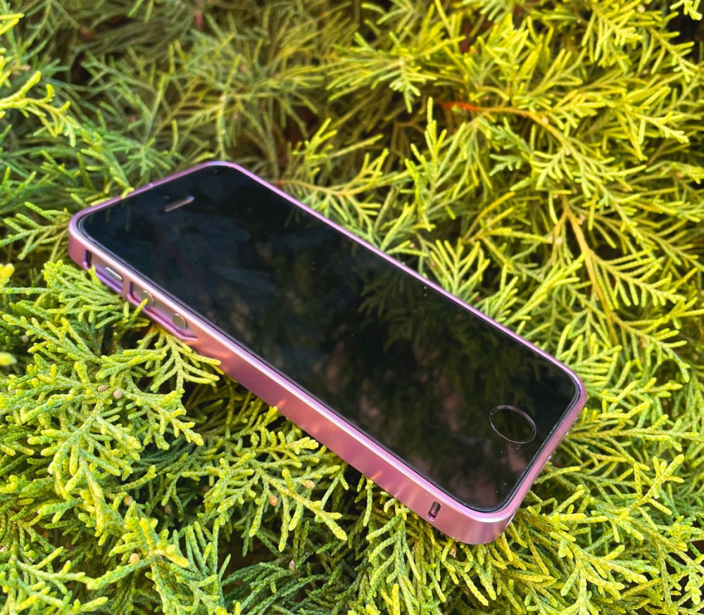 Apple iPhone SE (2016) bumper kameravédővel fekete/arany