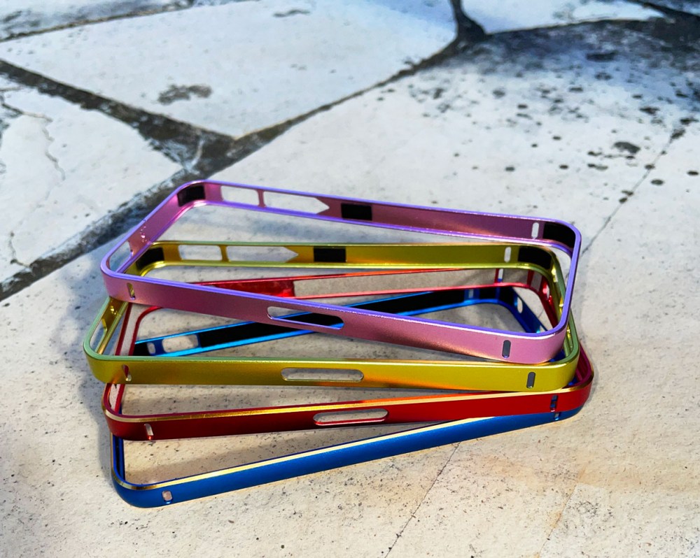 Apple iPhone SE (2016) bumper kameravédővel fekete/arany