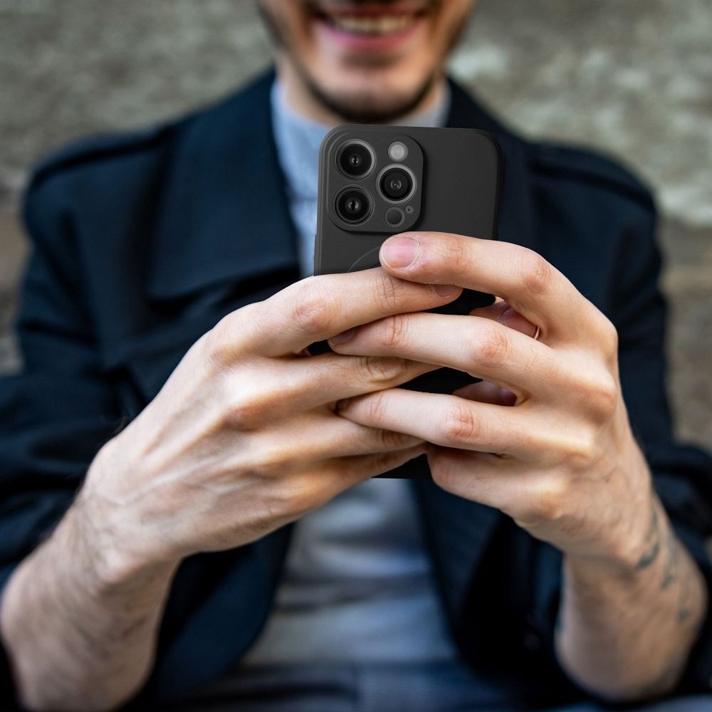 SILICONE MAG COVER Tok – MagSafe-kompatibilis az iPhone 13 Pro Max készülékhez, Fekete színben